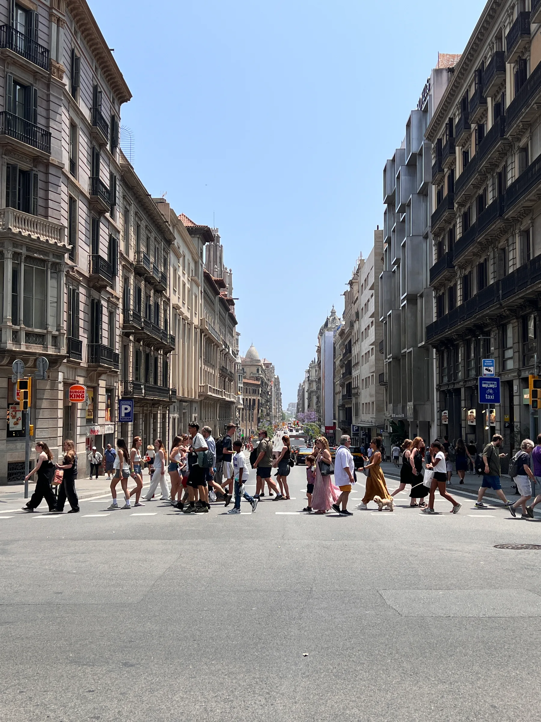 Die Rambla mit Passanten unter Bäumen