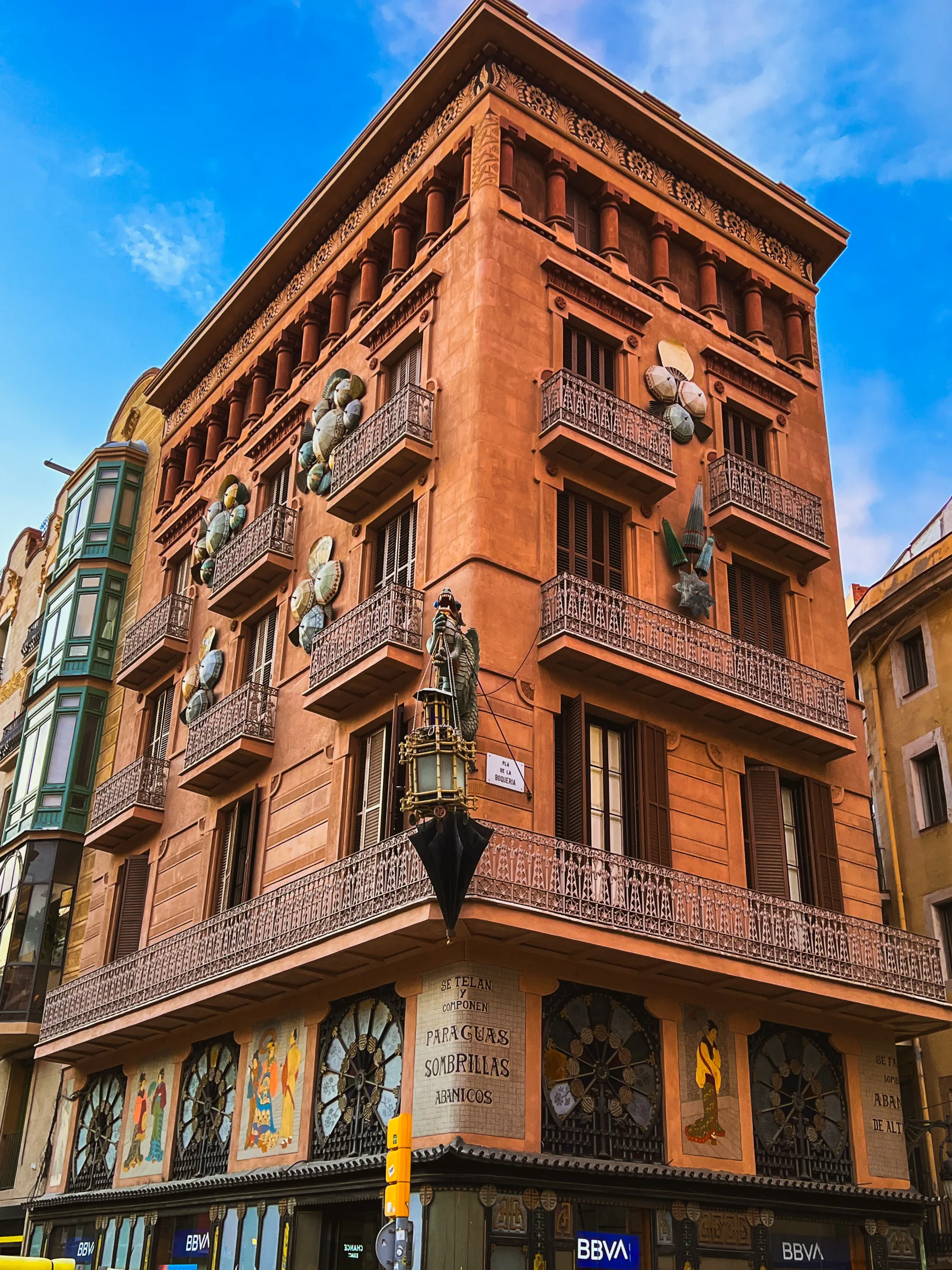 Casa Bruno Cuadros mit einem chinesischen Drachen und Schirmen an der Fassade