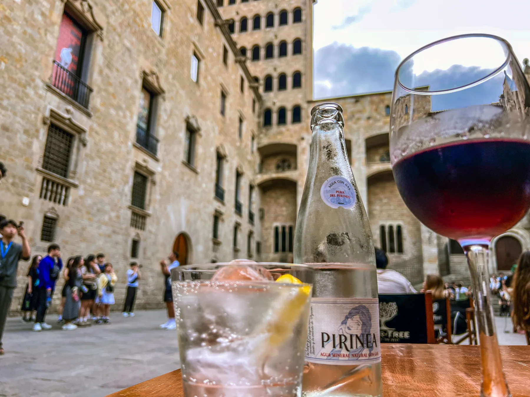 Ein Glas Rotwein auf einem Tisch an einem mittelalterlichen Platz