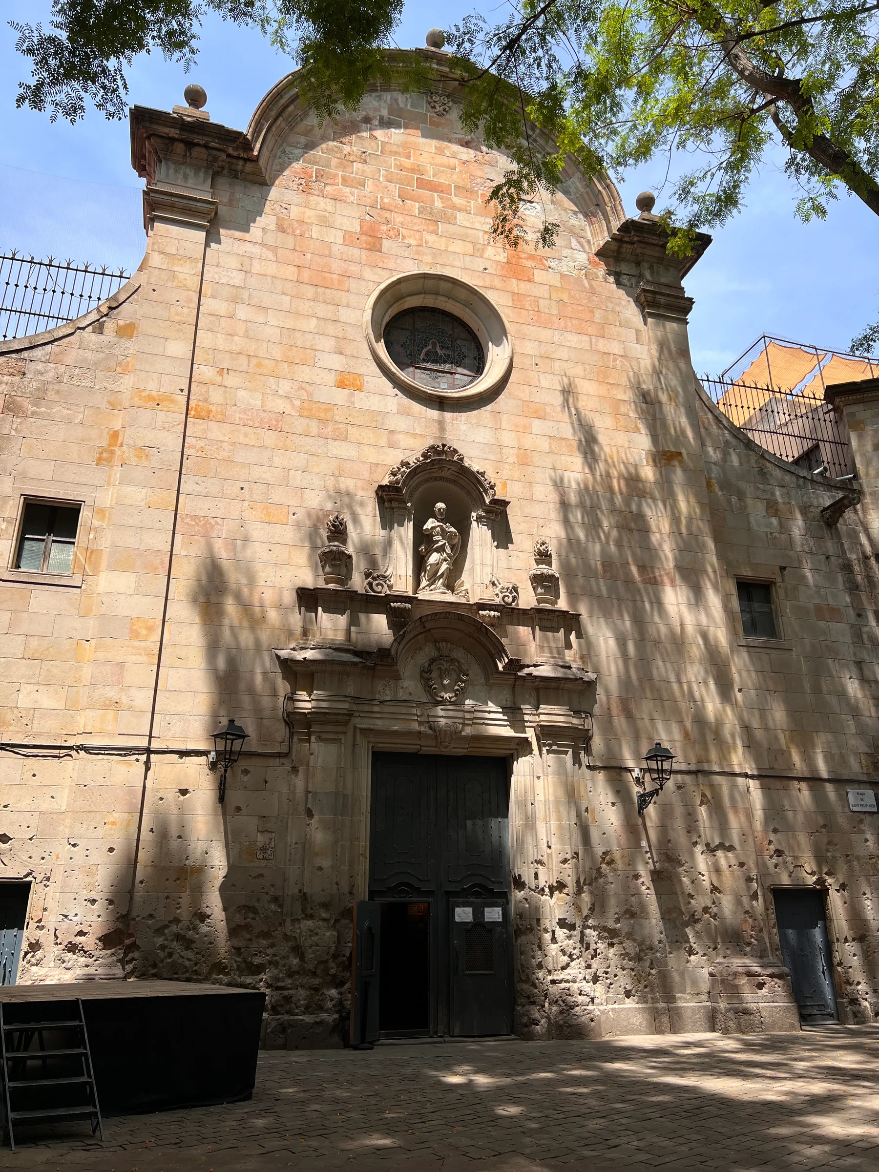 Fassade an der Plaça de Sant Felip Neri mit Einschusslöchern