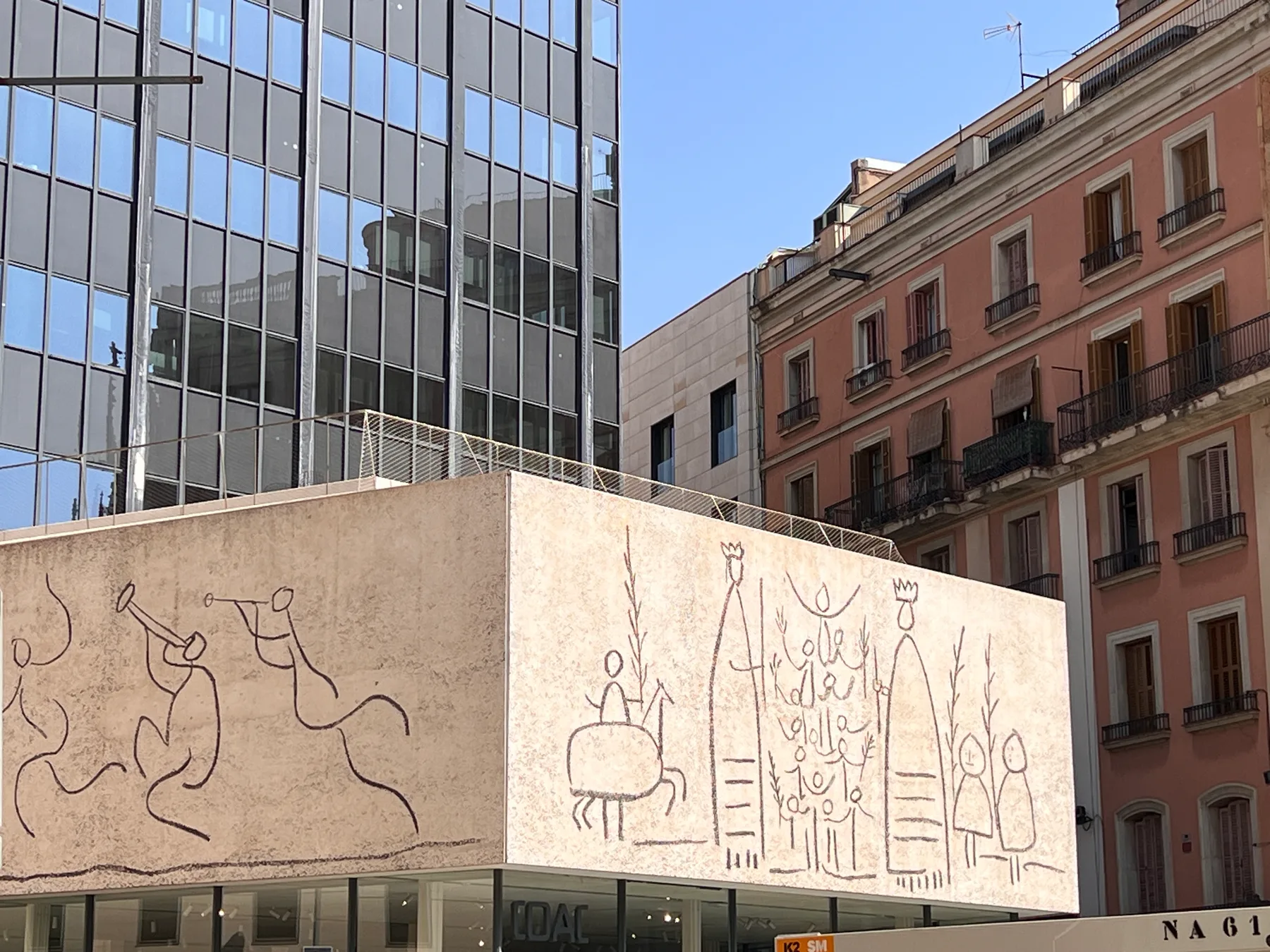 Der Picasso-Fries am Architektenkolleg gegenüber der Kathedrale