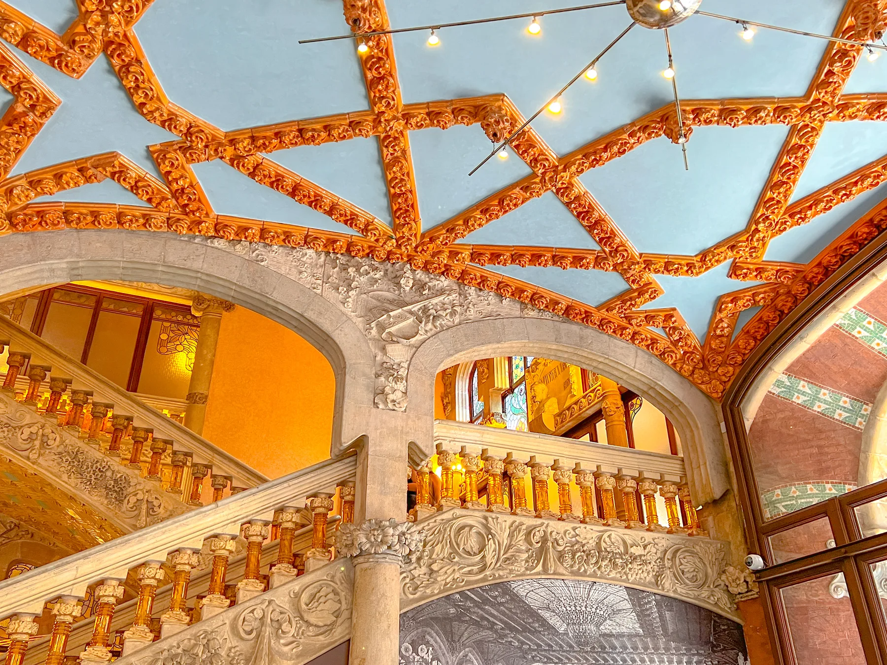 Treppenhaus im Palau de la Música mit bernsteinfarbenen Glassäulen