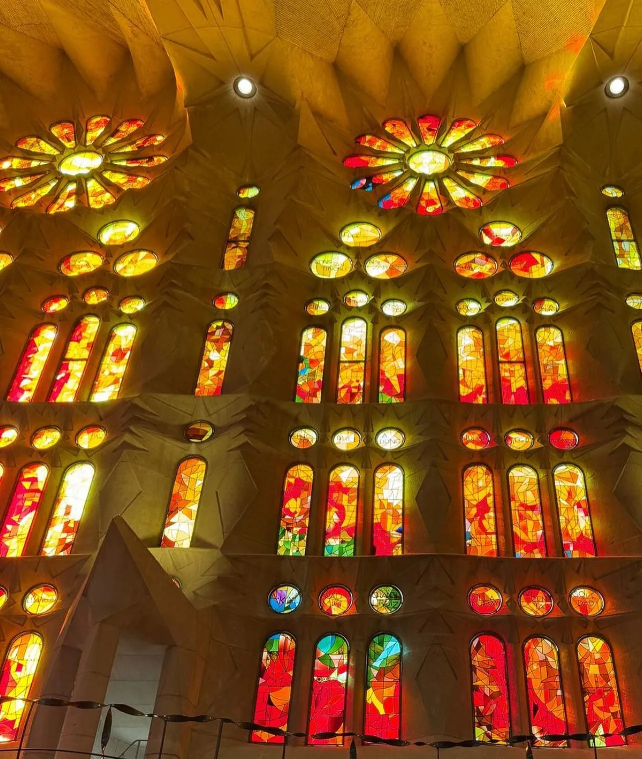 Die orange-rote Fensterwand im Inneren der Sagrada Família