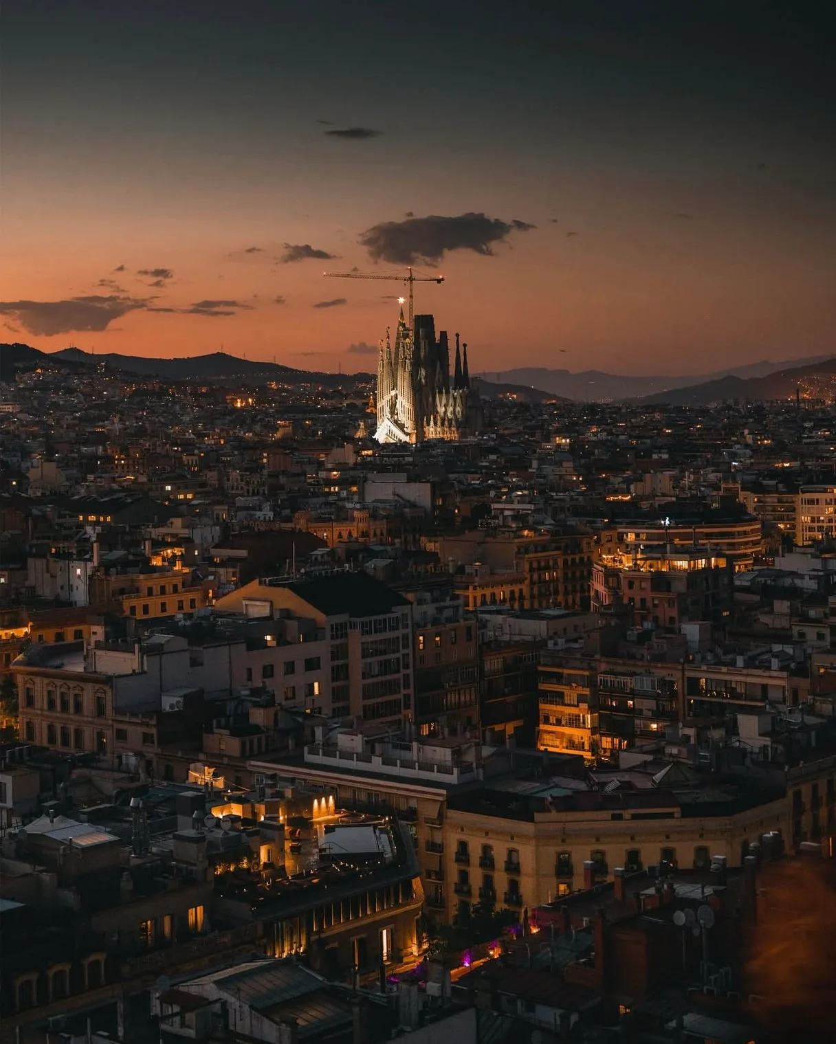 Barcelonas Dächer in der blauen Stunde, dahinter die angestrahlte Sagrada Família