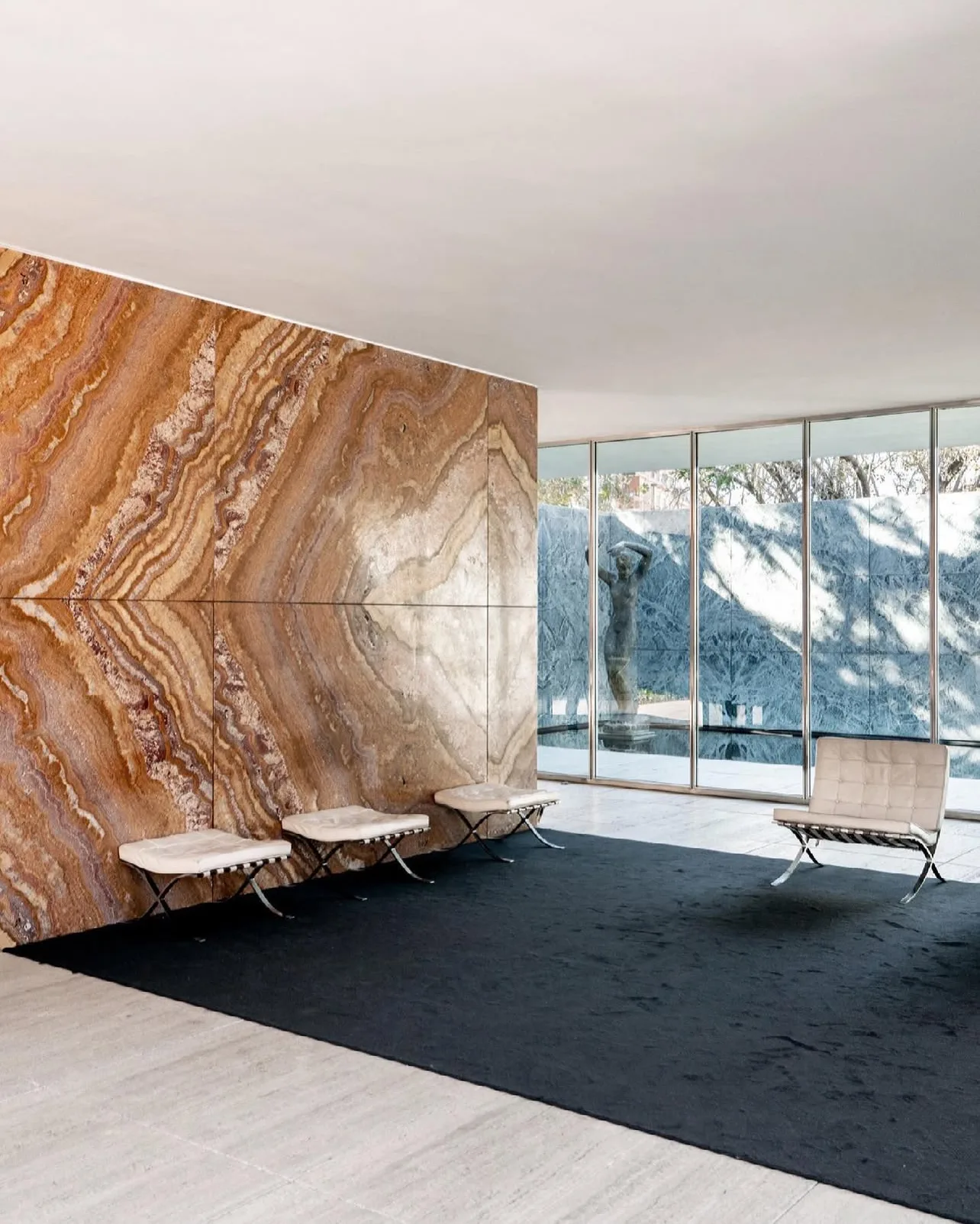 Innenraum des Barcelona-Pavillons mit Onyxwand und Barcelona-Chair