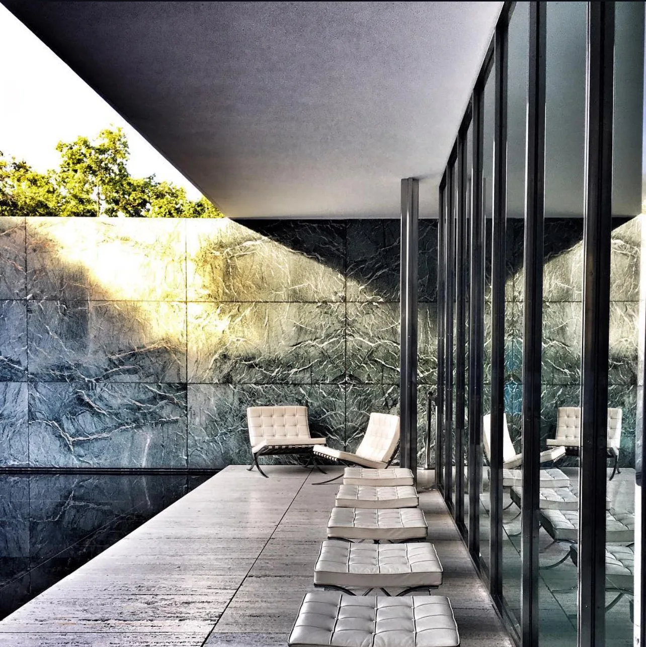 Grüner Marmor und Glas im Barcelona-Pavillon