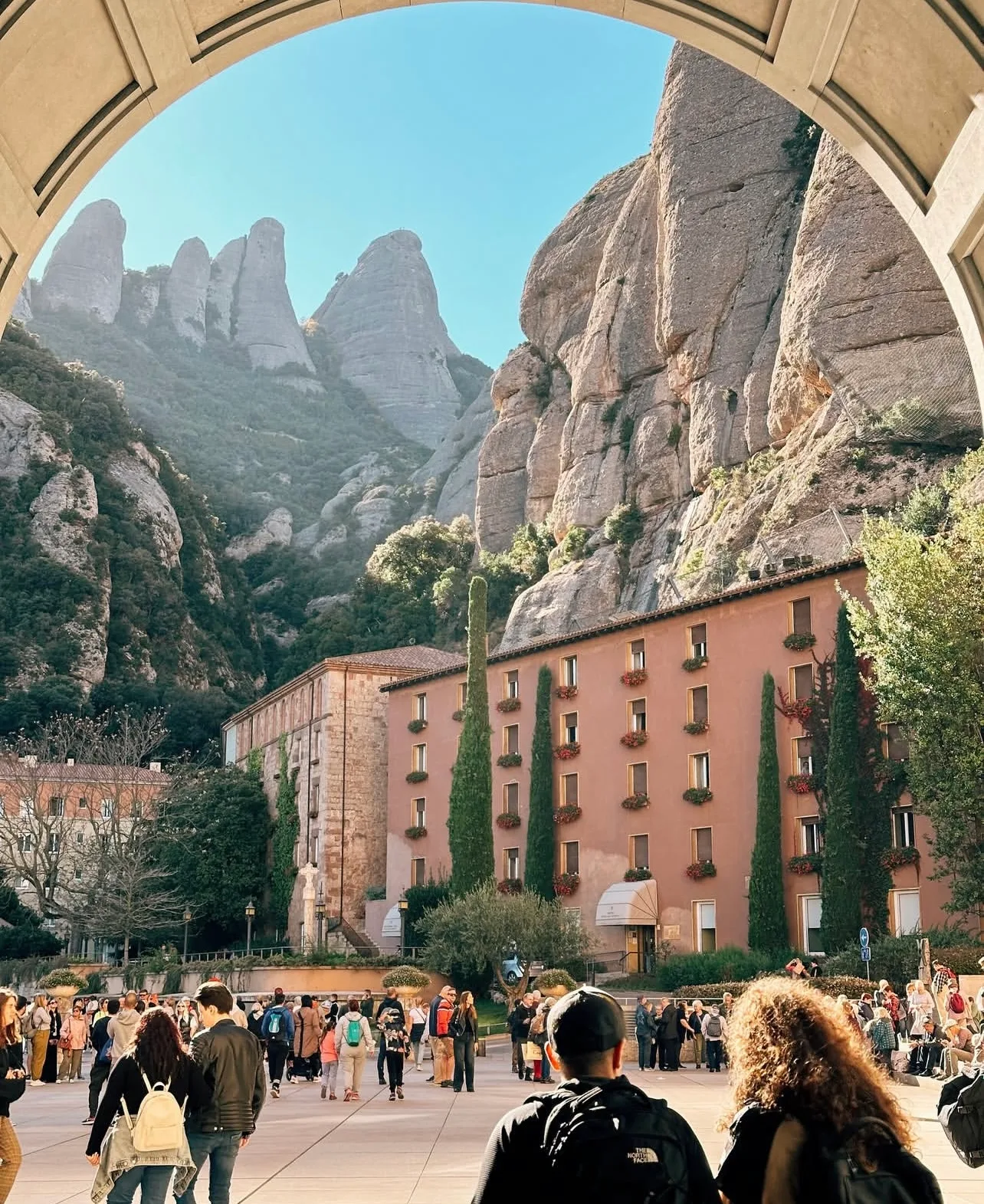 Die Felsnadeln des Montserrat über dem Kloster