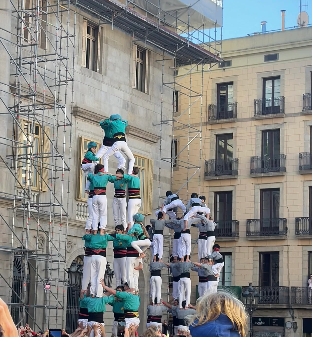 Castellers bauen einen menschlichen Turm vor einer Zuschauermenge