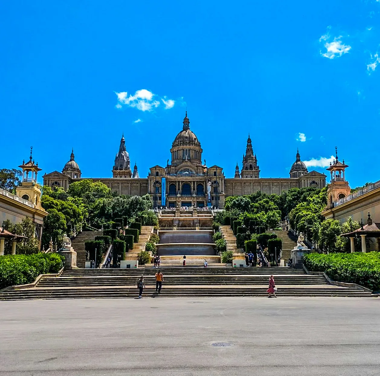 Der Palast des MNAC auf dem Montjuïc mit der Brunnentreppe davor