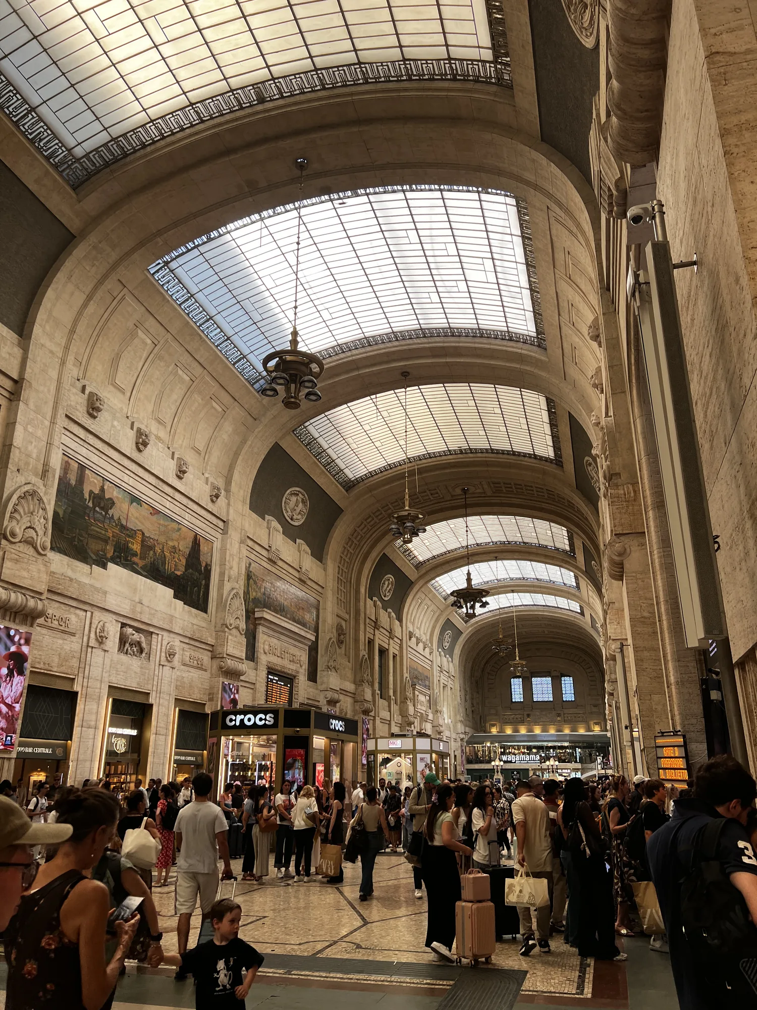 Die grosse Bahnhofshalle von Milano Centrale