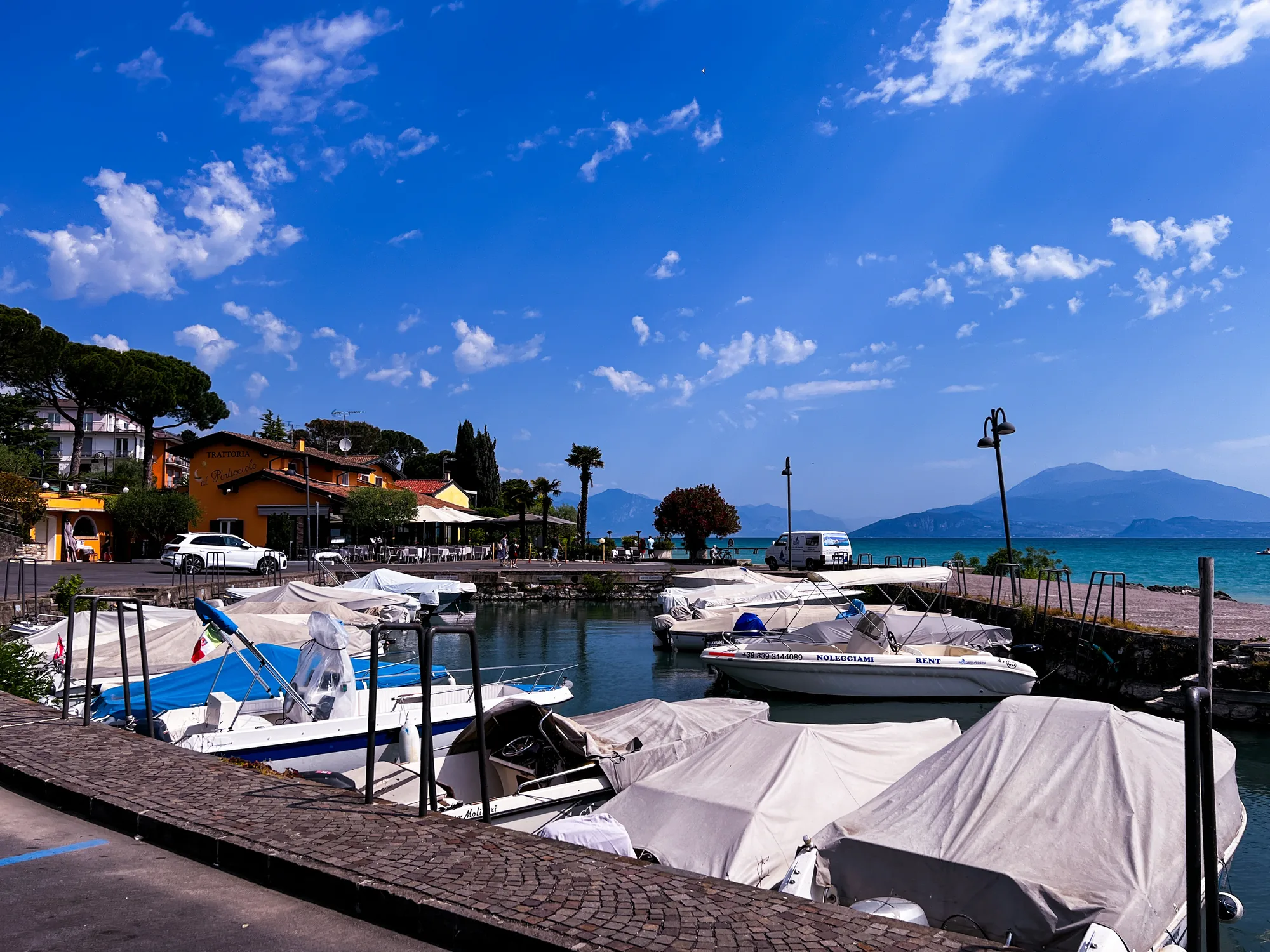 Sirmione am Wasser mit Booten und blauem Himmel