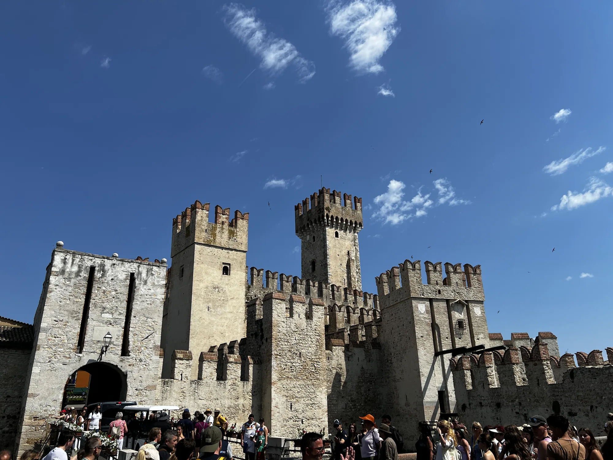 Das Castello Scaligero von Sirmione bei Tag gegen blauen Himmel