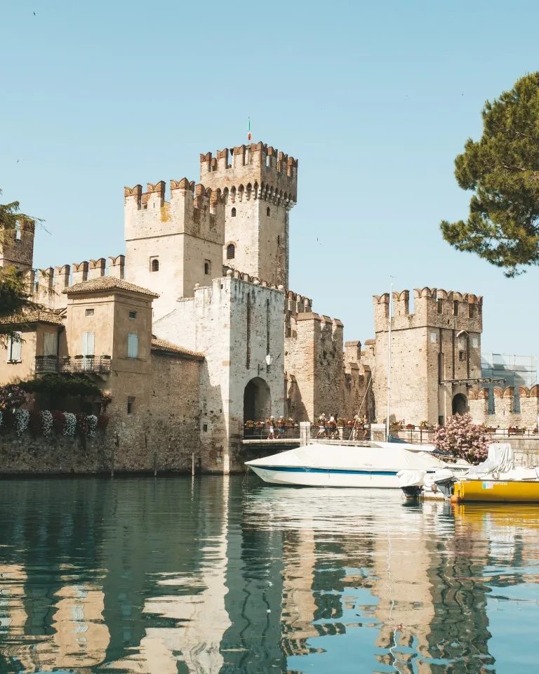 Die Wasserburg von Sirmione direkt vom Ufer aus gesehen