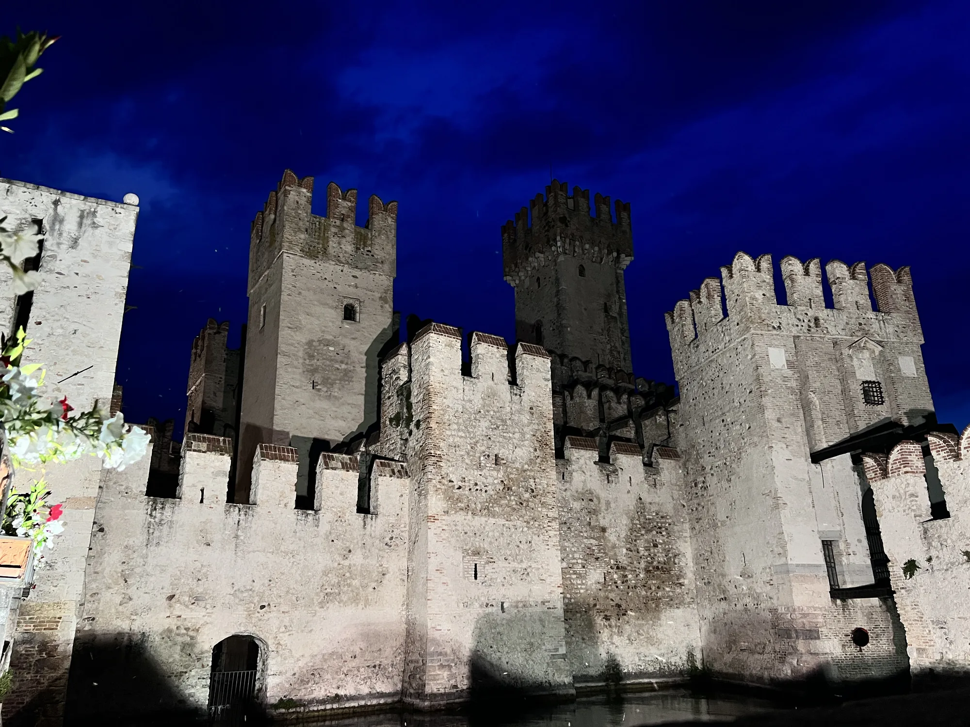 Castello Scaligero in der blauen Stunde
