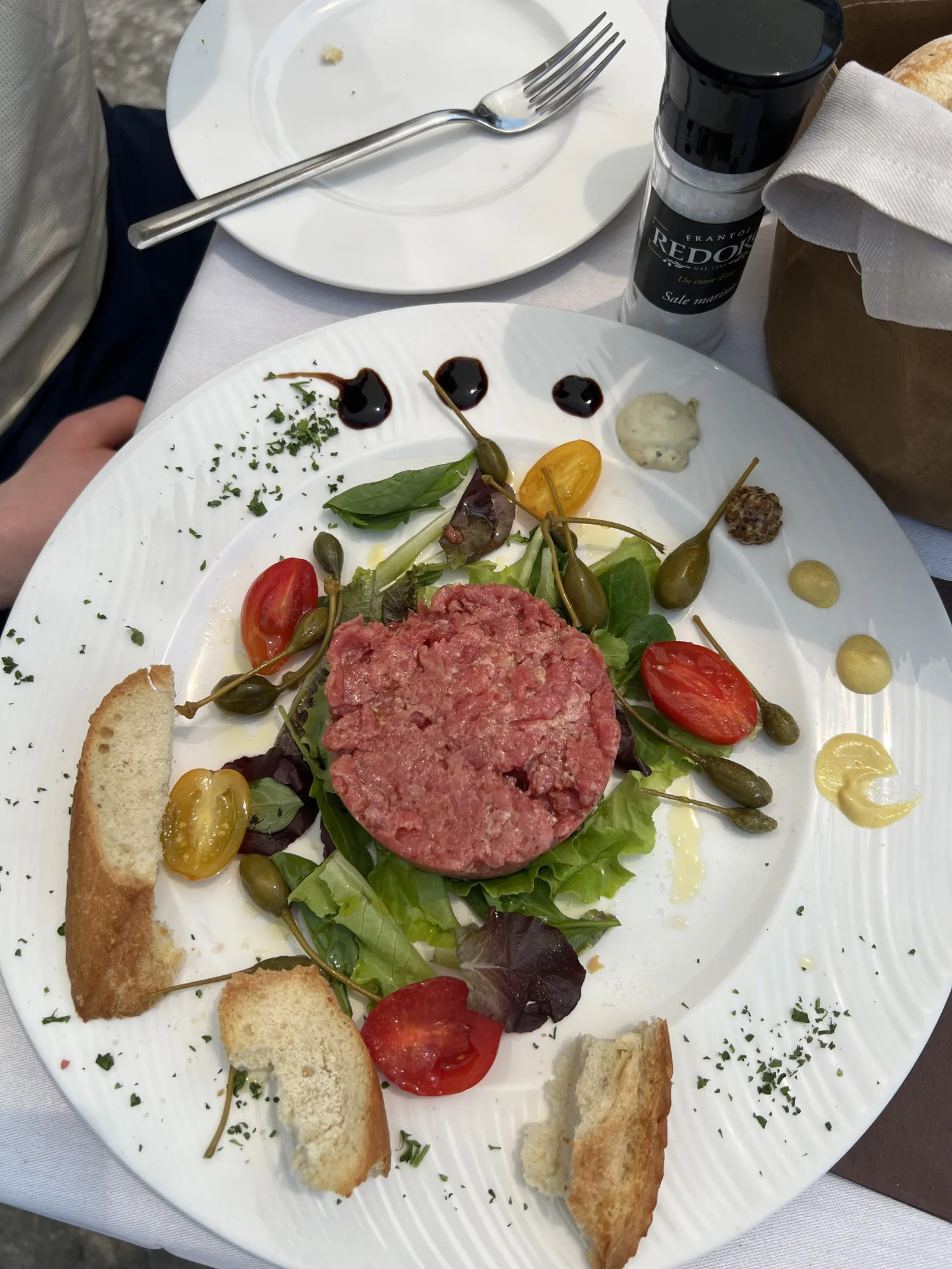 Sorgfältig angerichteter Gourmet-Teller