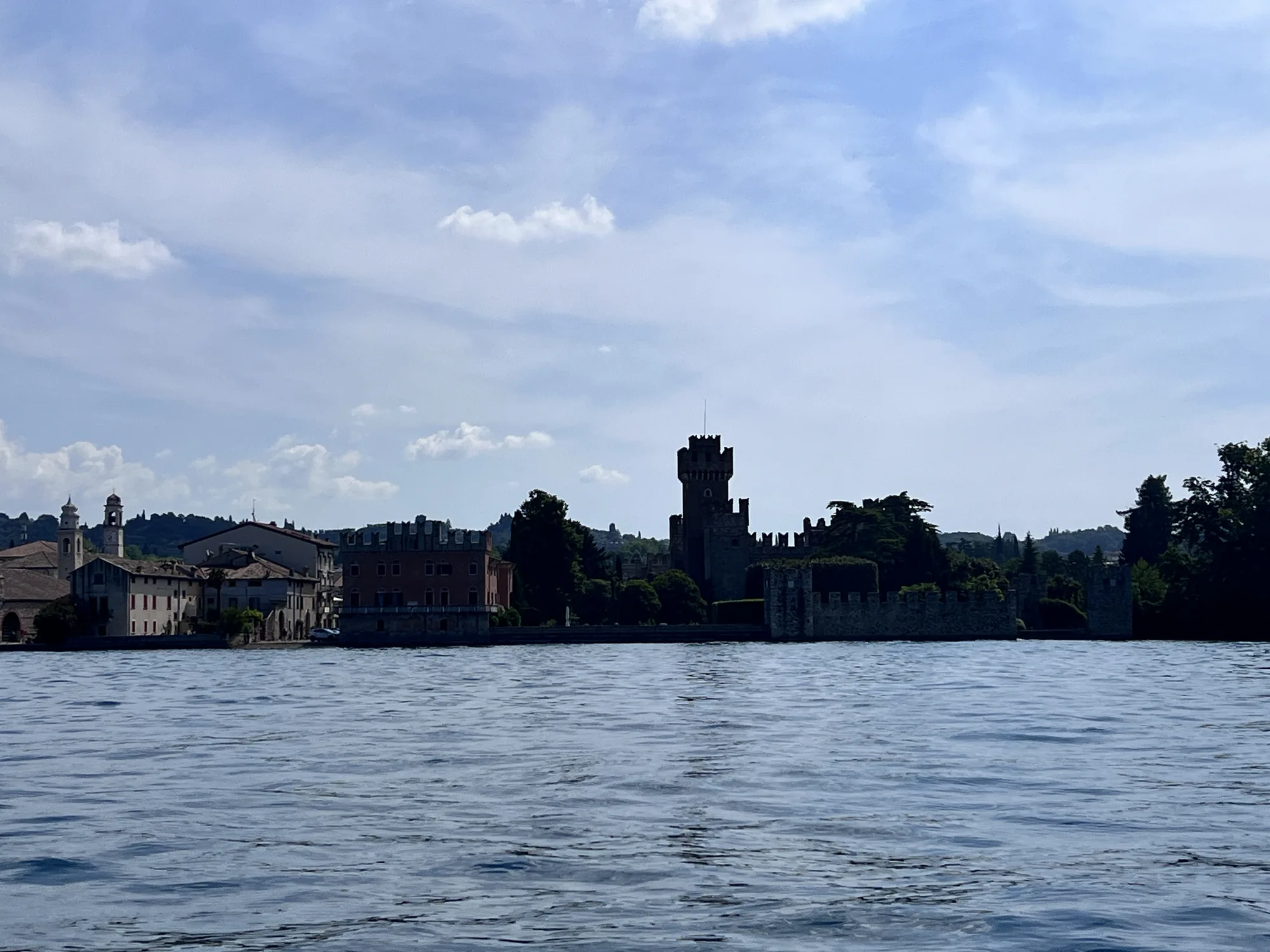 Blick vom Boot auf das Ufer von Bardolino am Gardasee