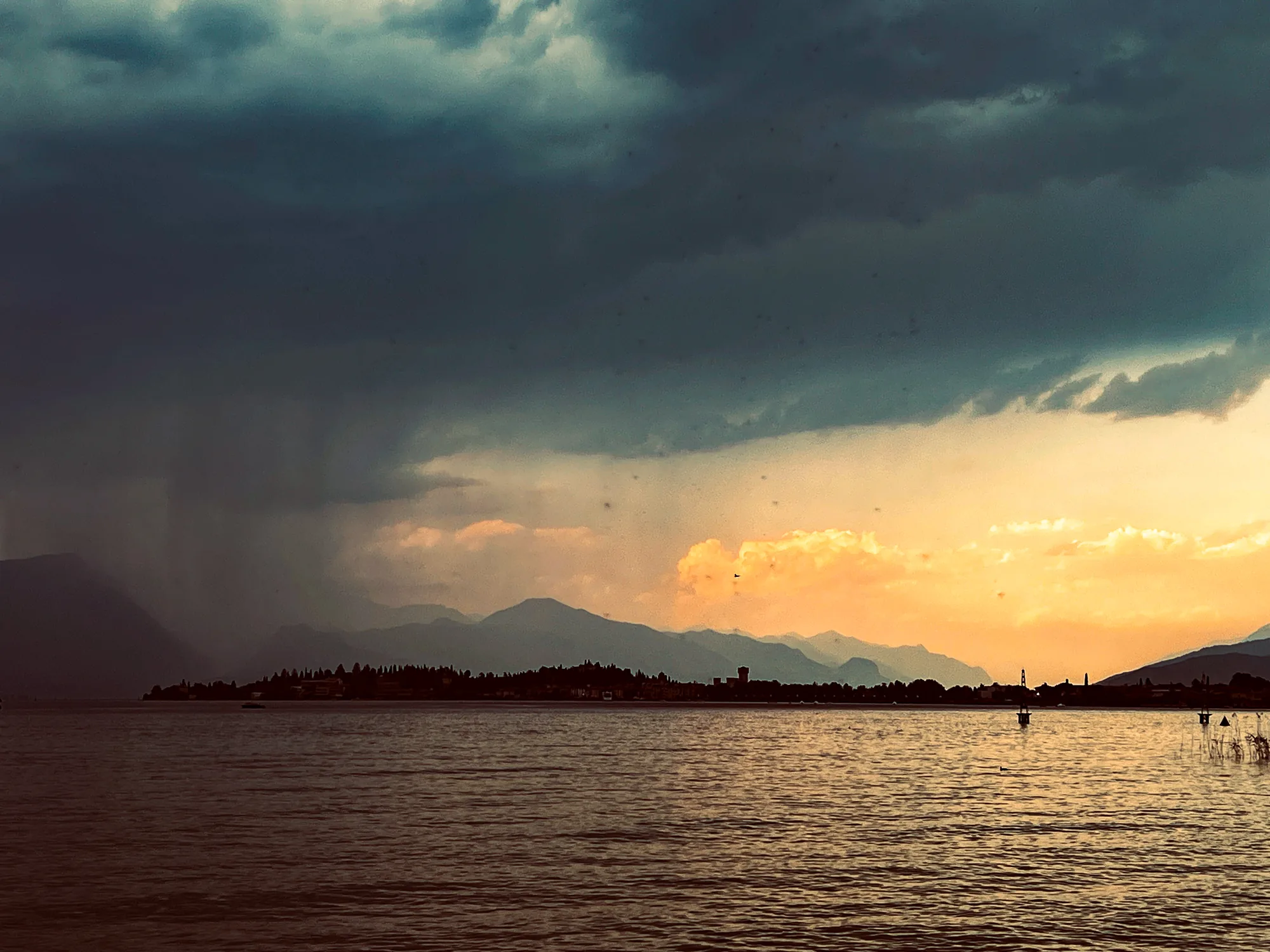 Gewitterstimmung über dem Gardasee bei Sonnenuntergang