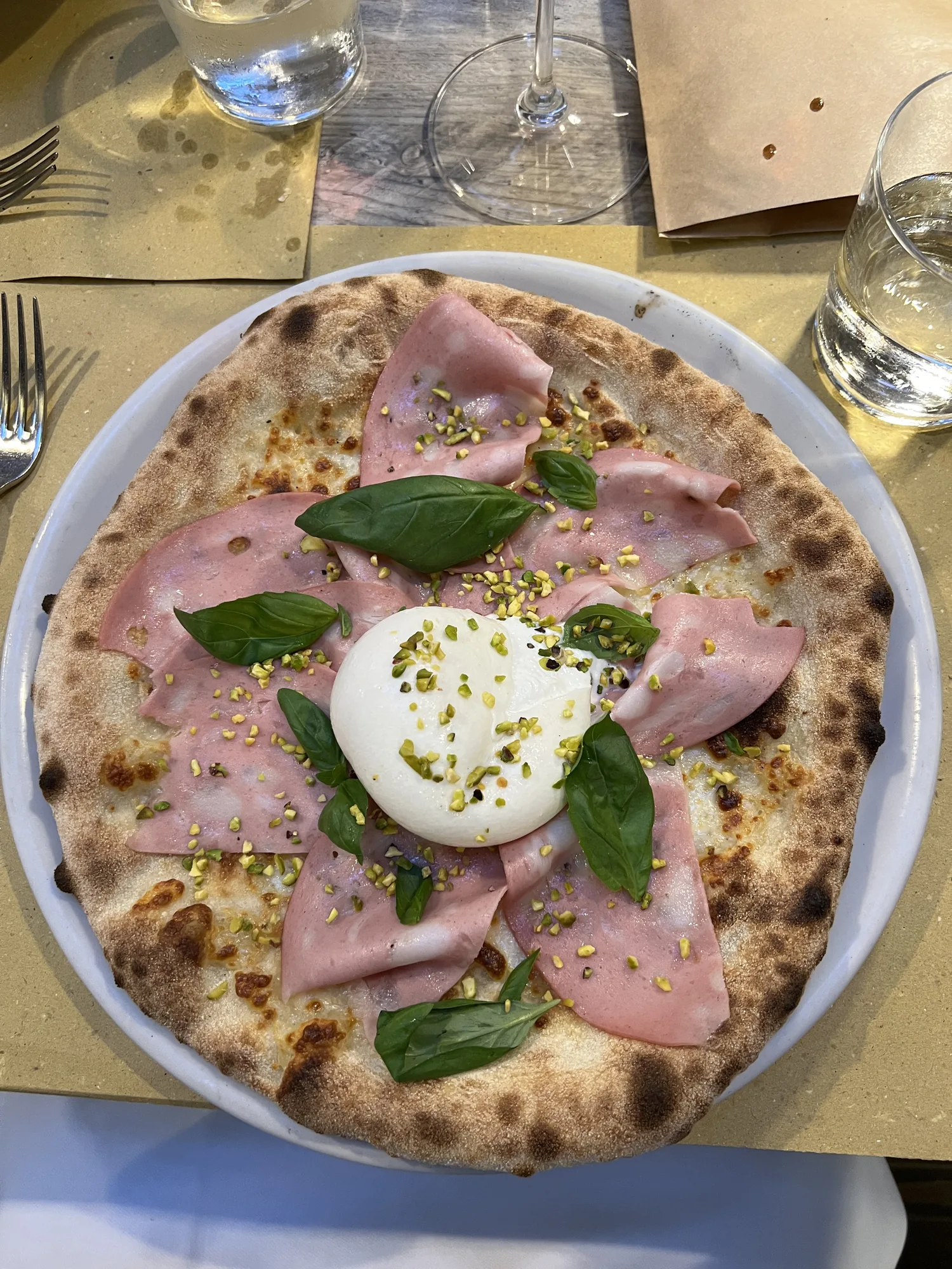 Eine traditionelle Pizza in Mailand